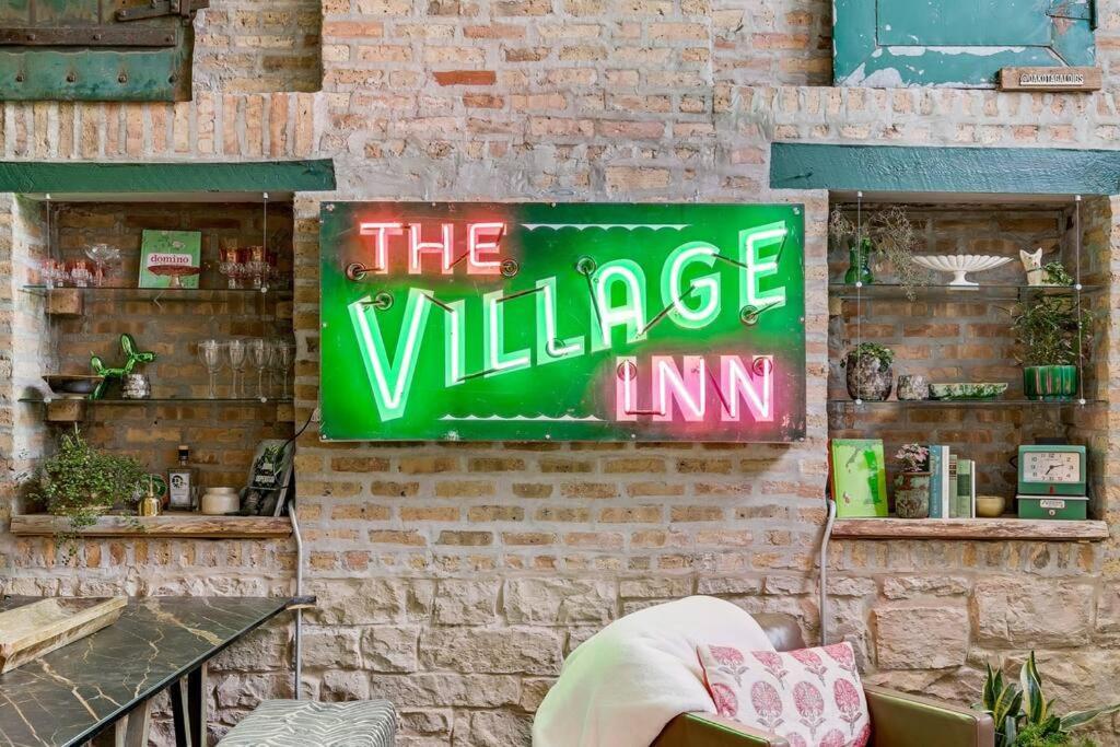 The Village Inn By Dakota Gal Digs Chicago Exterior foto